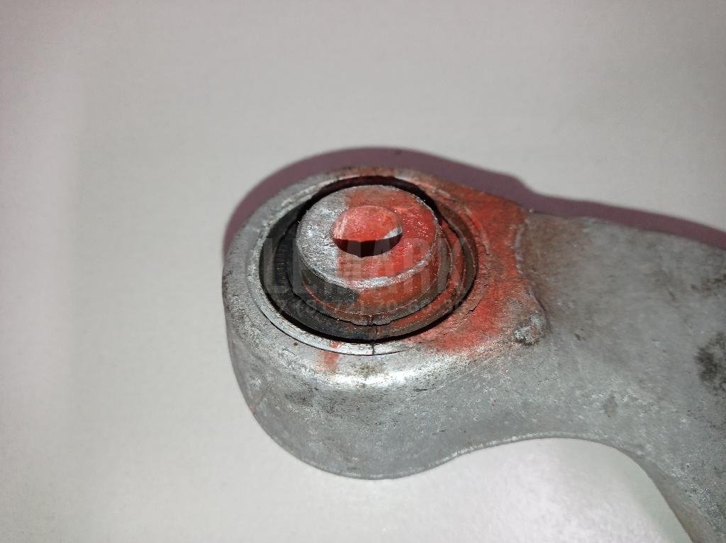 Рычаг задний верхний правый