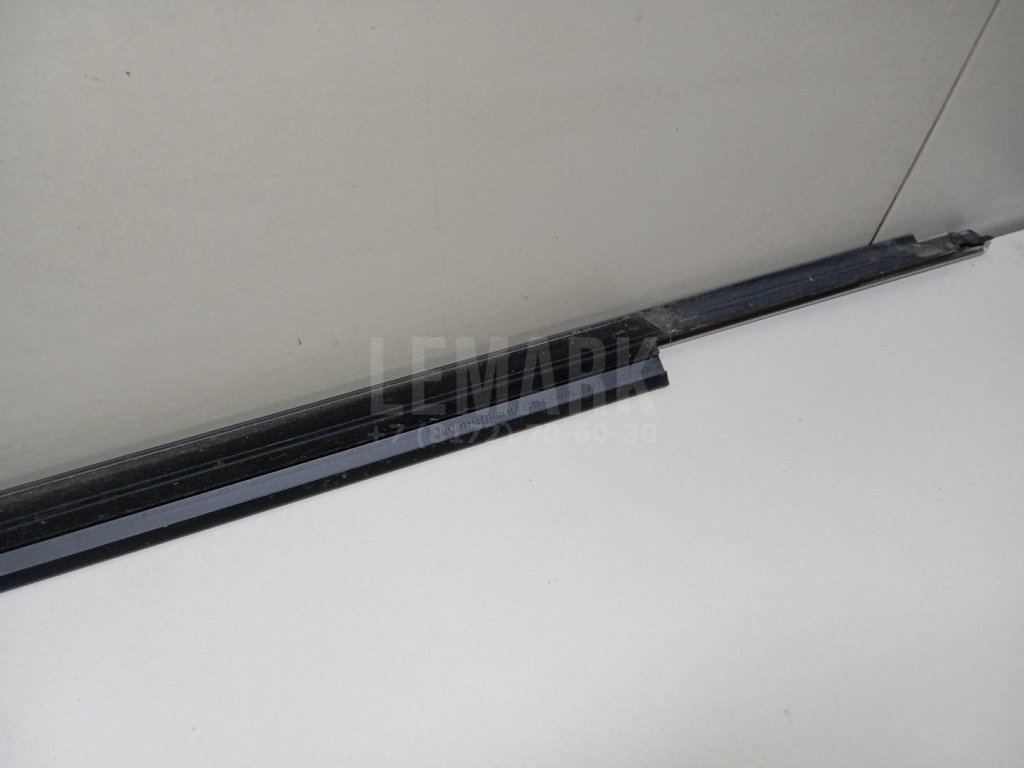 Накладка стекла переднего левого