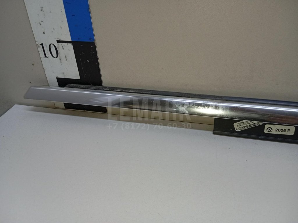 Накладка стекла переднего левого