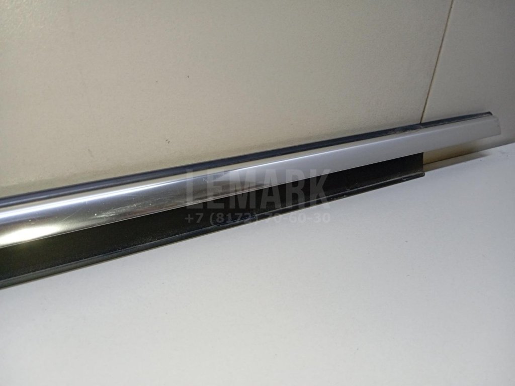 Накладка стекла переднего левого