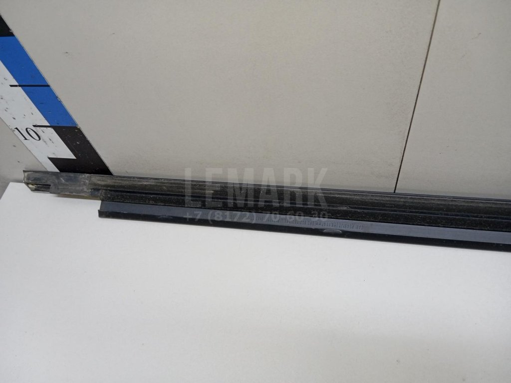 Накладка стекла переднего левого