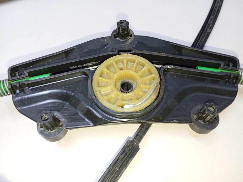 Стеклоподъемник электр. передний правый