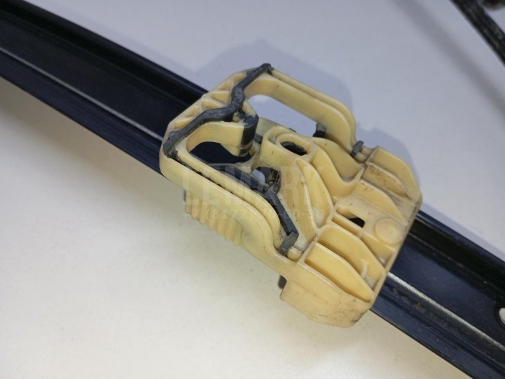 Стеклоподъемник электр. передний правый