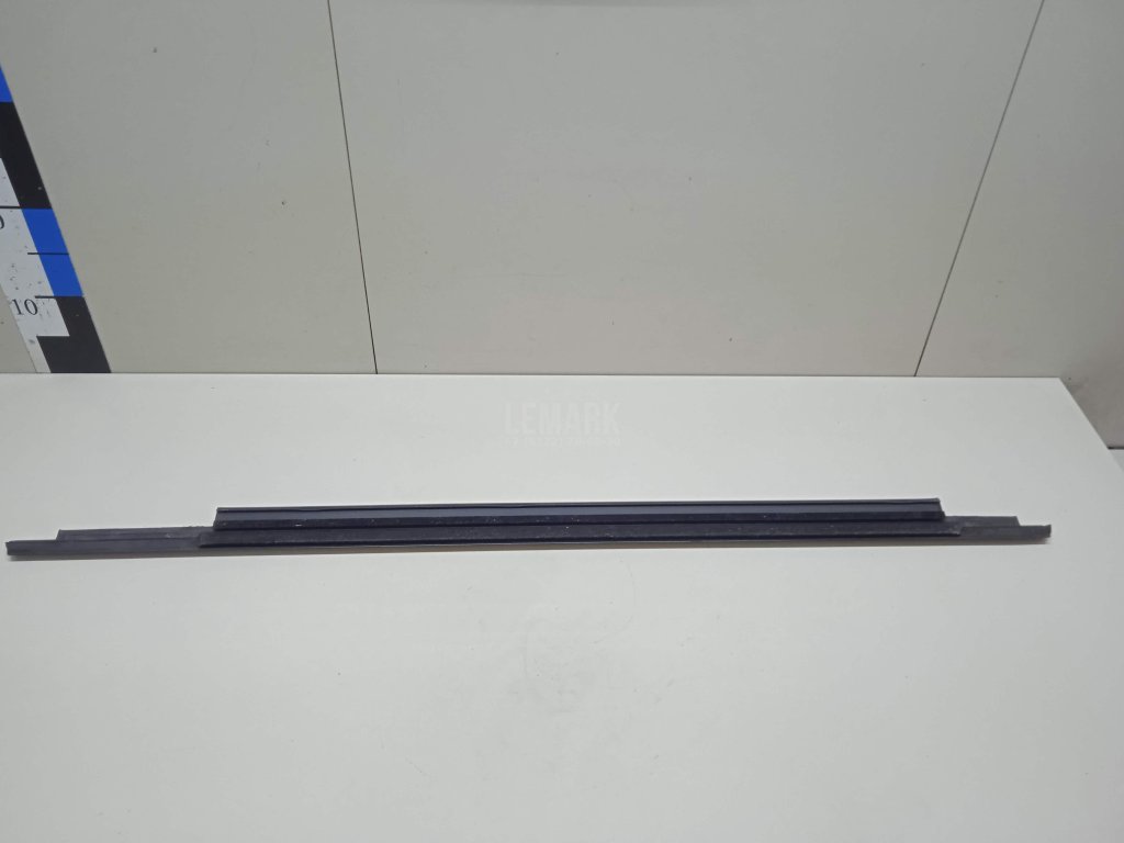 Накладка стекла заднего правого