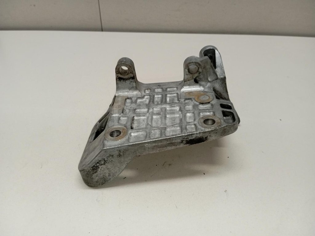 Кронштейн генератора