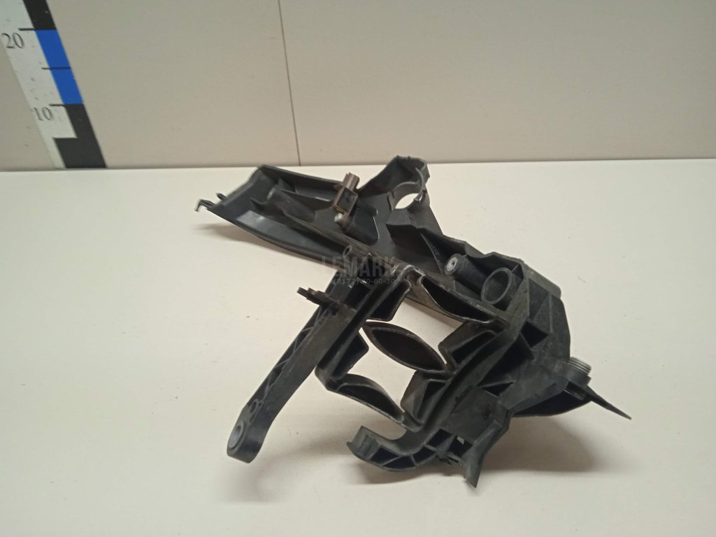 Кронштейн фар правый