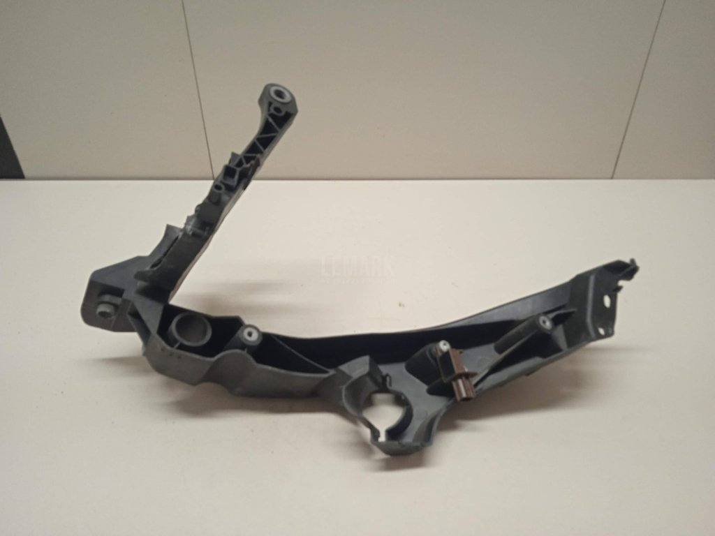 Кронштейн фар правый