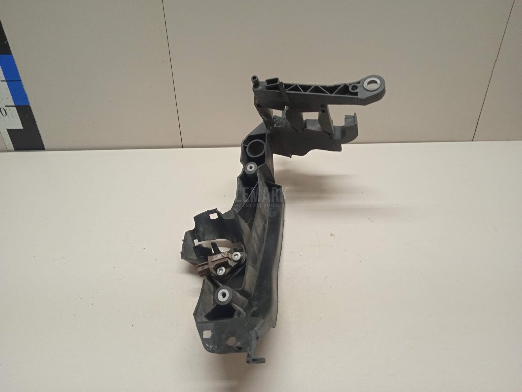 Кронштейн фар правый