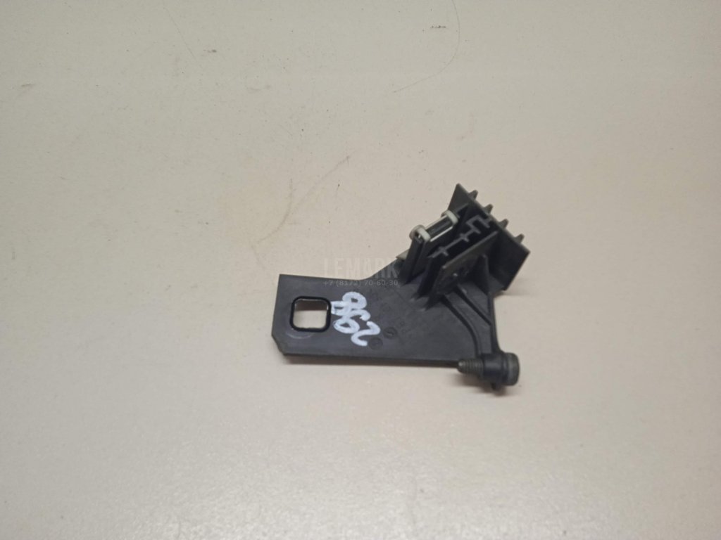 Кронштейн фар правый