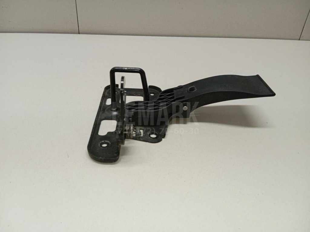 Крючок капота