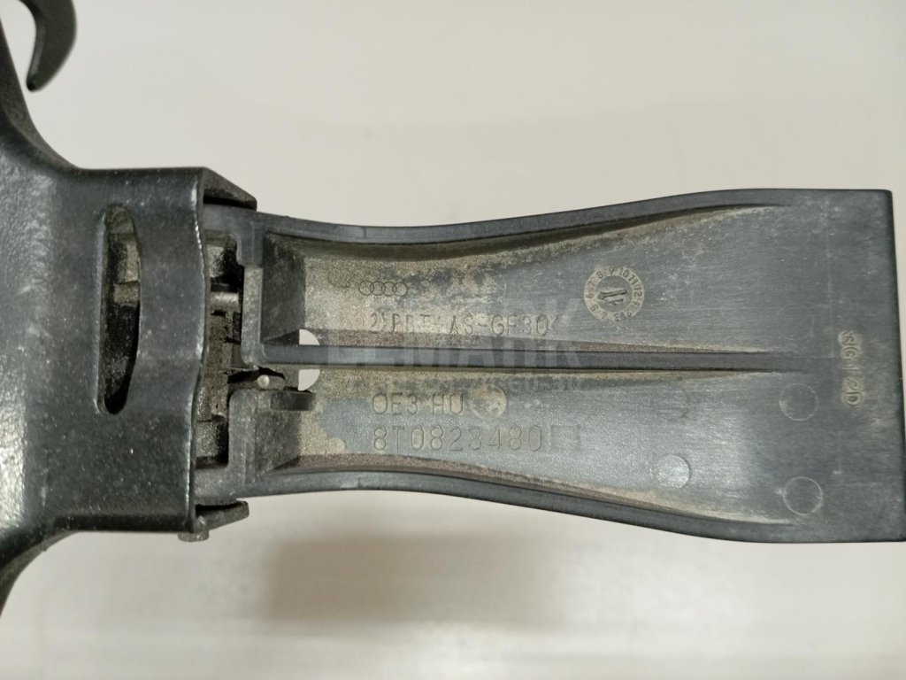 Крючок капота