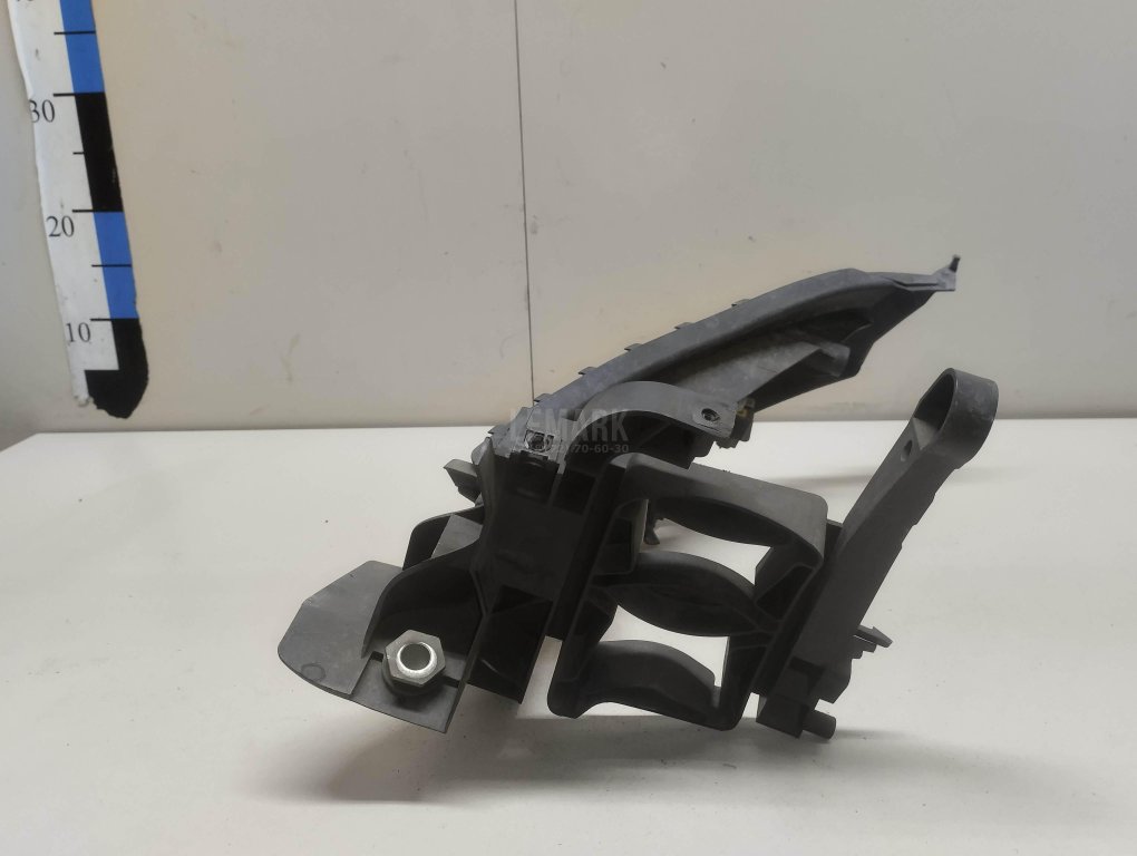 Кронштейн фар правый для  Audi A4 [B6] 2000-2004