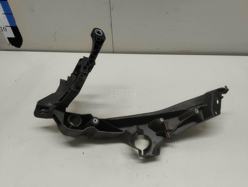 Кронштейн фар правый для  Audi A4 [B6] 2000-2004