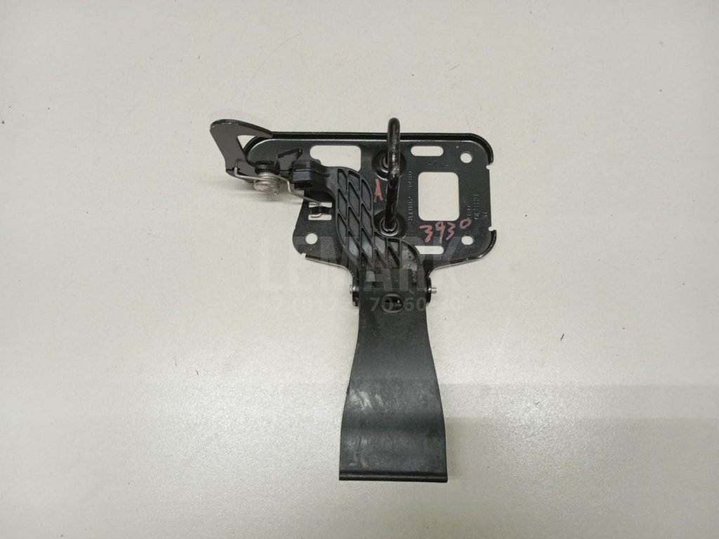 Крючок капота