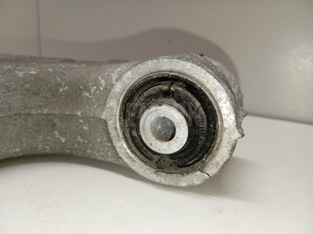 Рычаг задний нижний правый