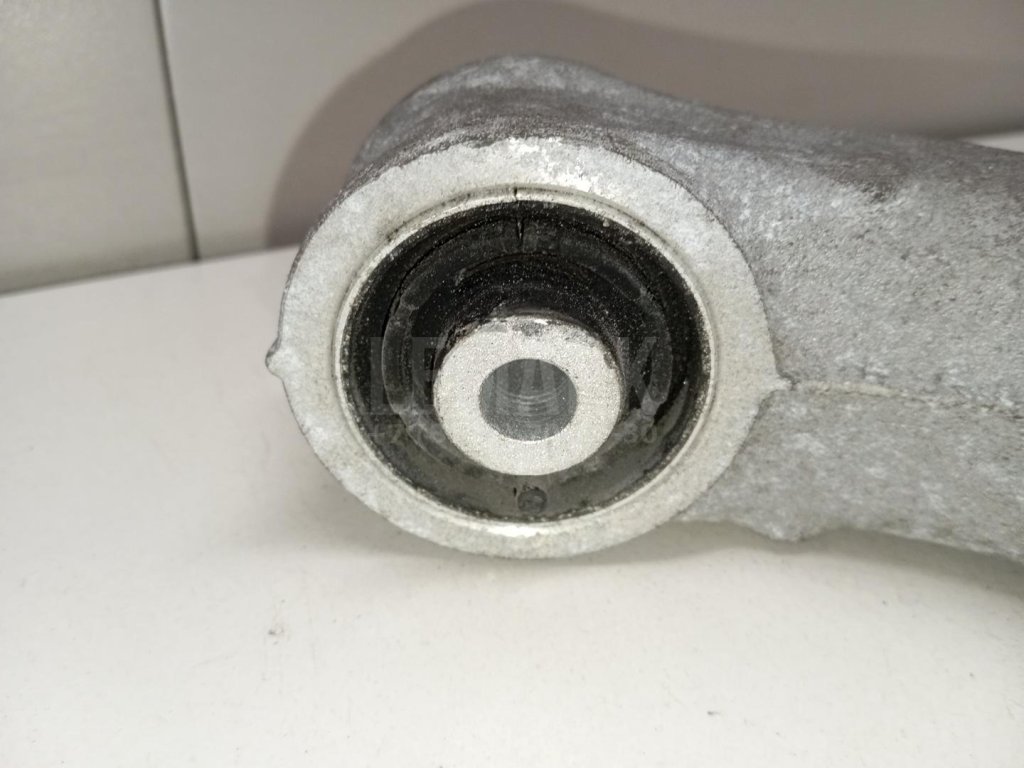 Рычаг задний нижний правый