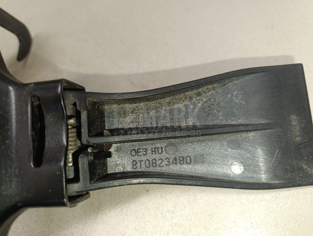 Крючок капота