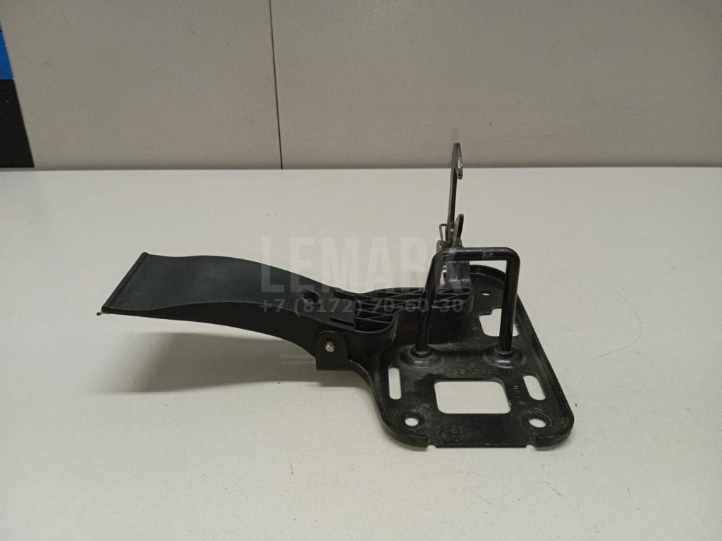 Крючок капота