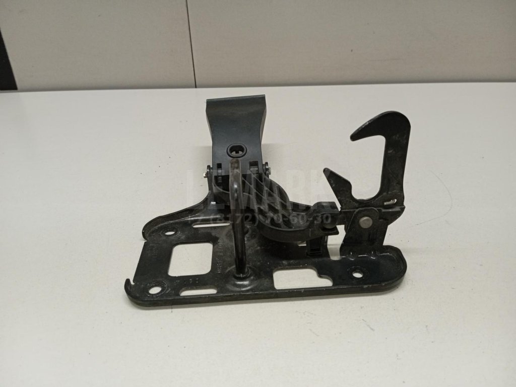 Крючок капота