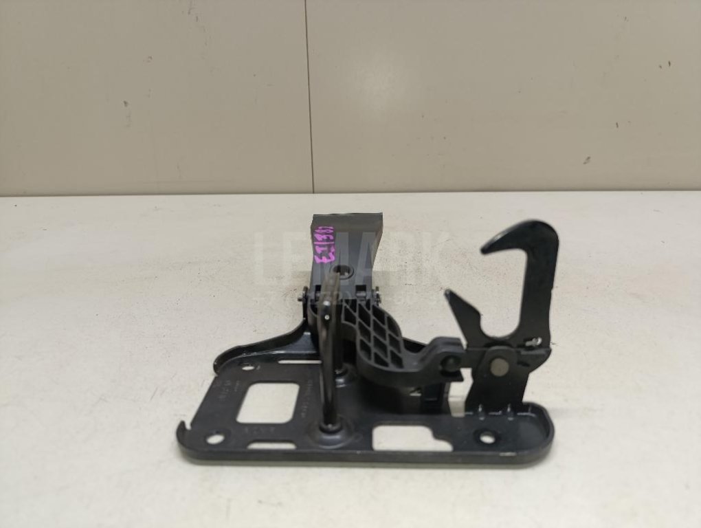 Крючок капота