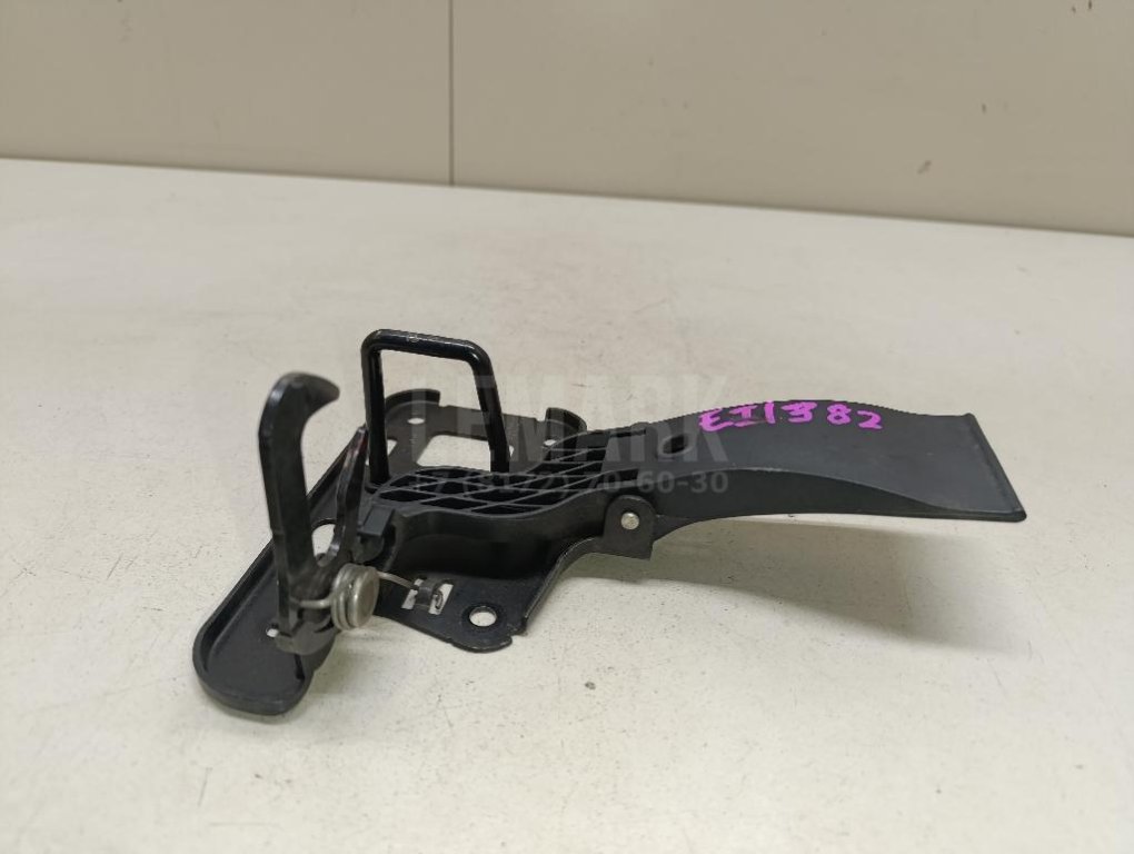 Крючок капота