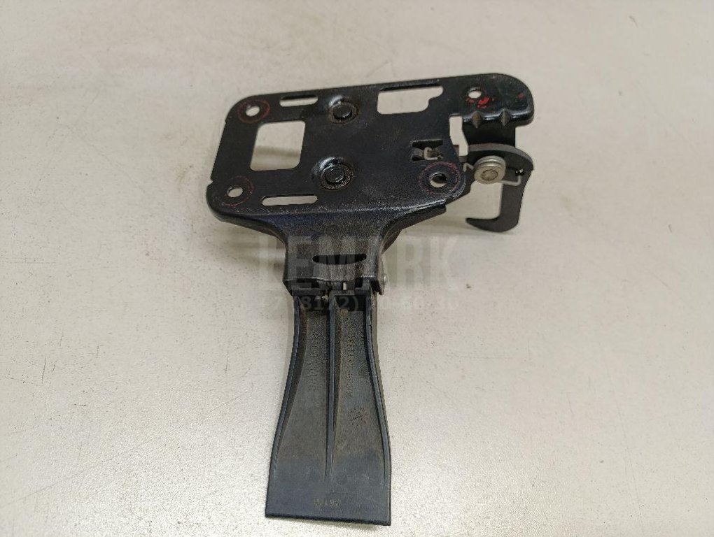 Крючок капота