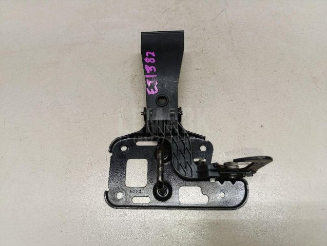 Крючок капота