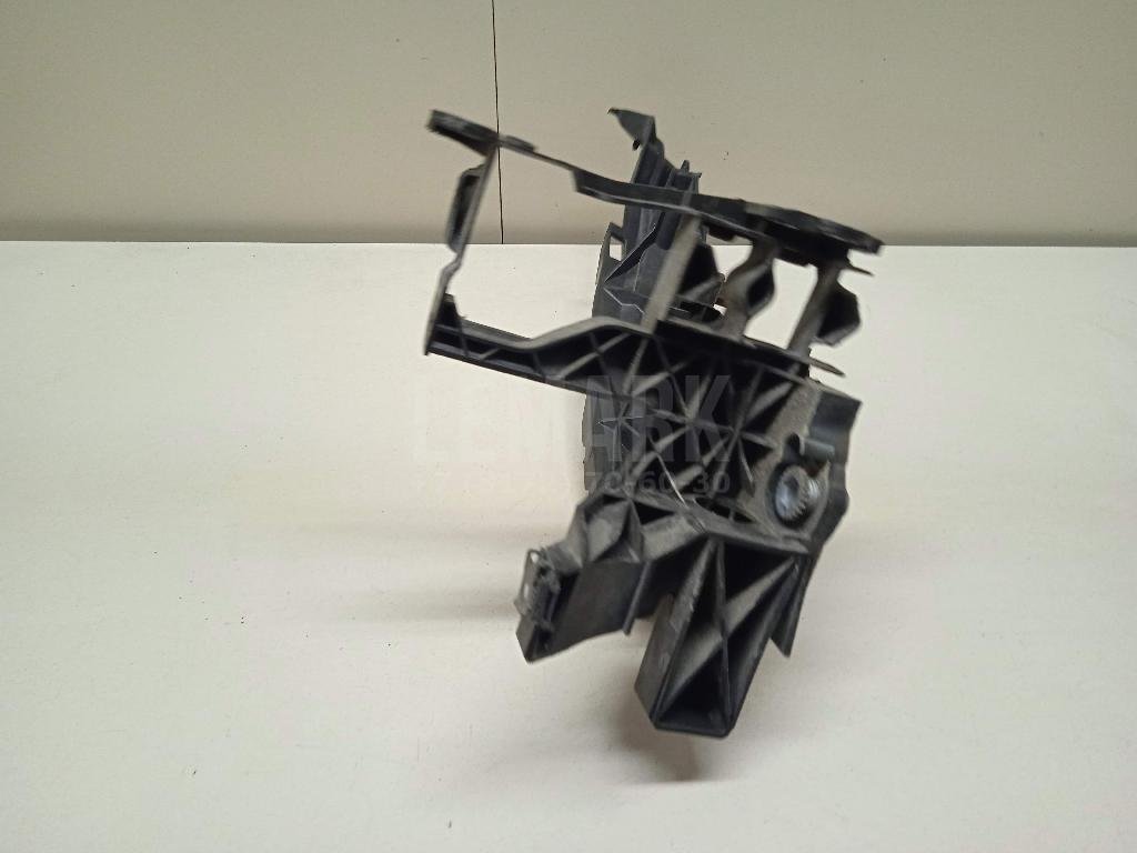 Кронштейн фар правый для  Audi A3 [8P1] 2003-2013