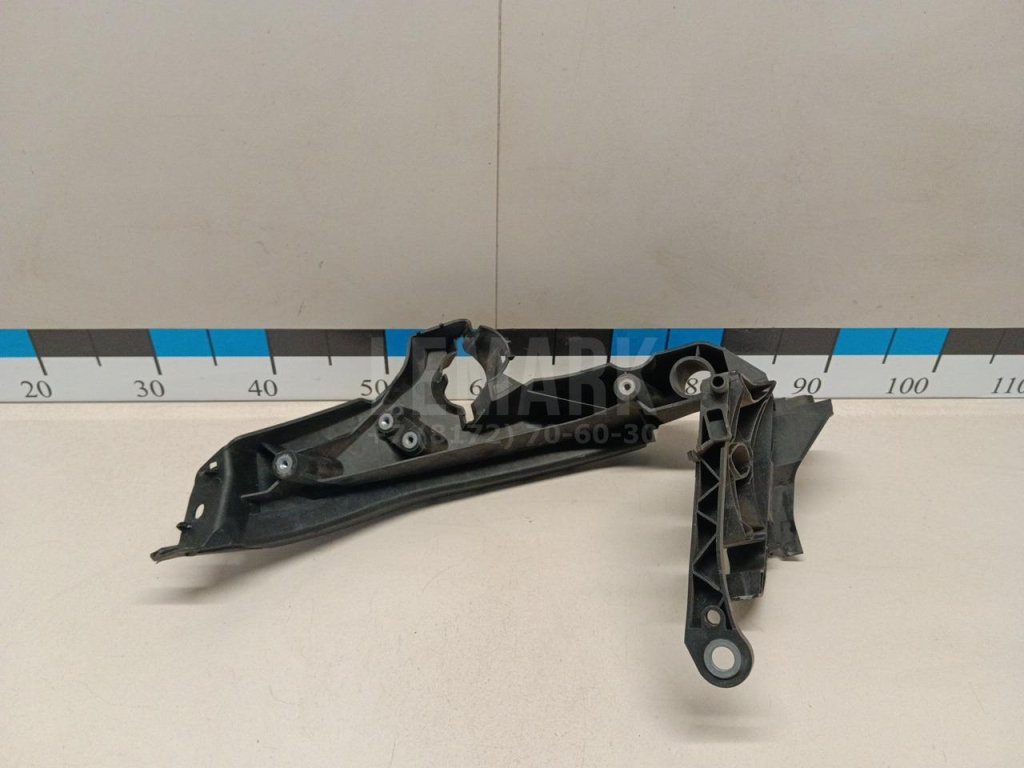 Кронштейн фар правый