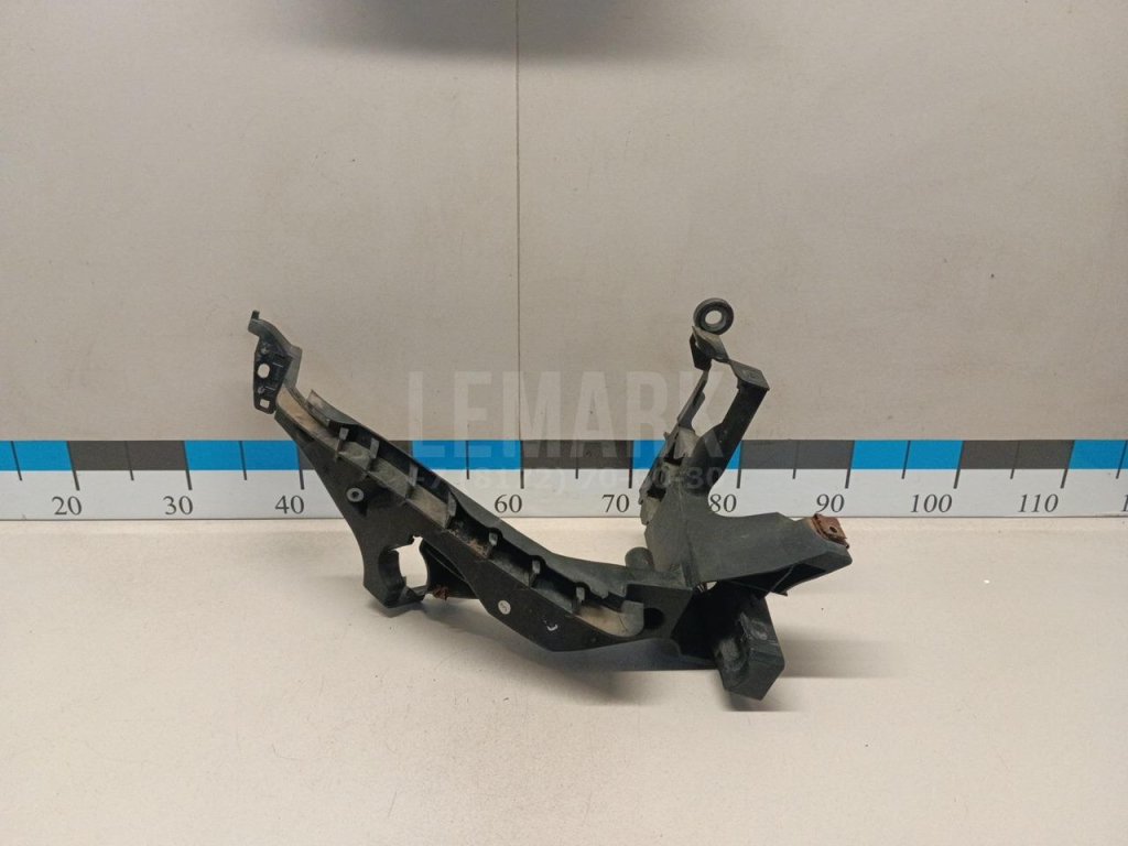 Кронштейн фар правый