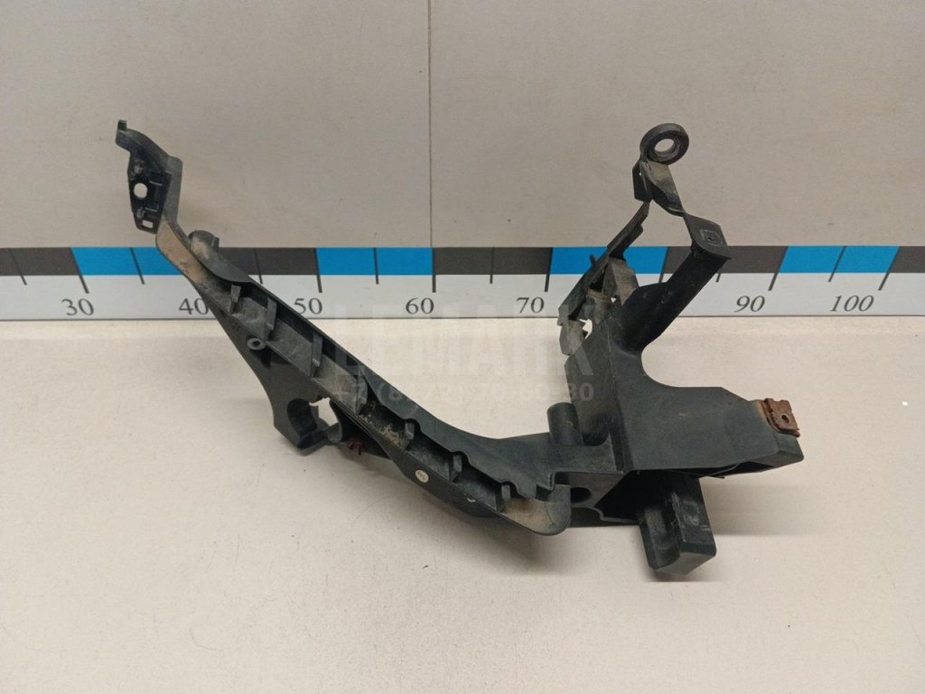 Кронштейн фар правый