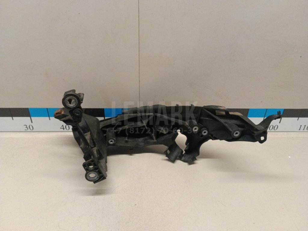 Кронштейн фар правый