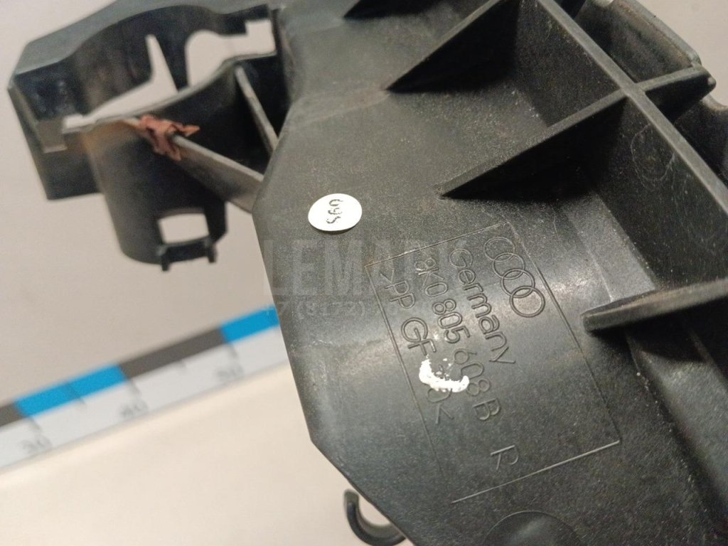 Кронштейн фар правый