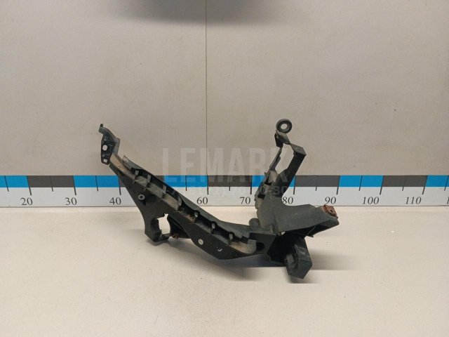 Кронштейн фар правый