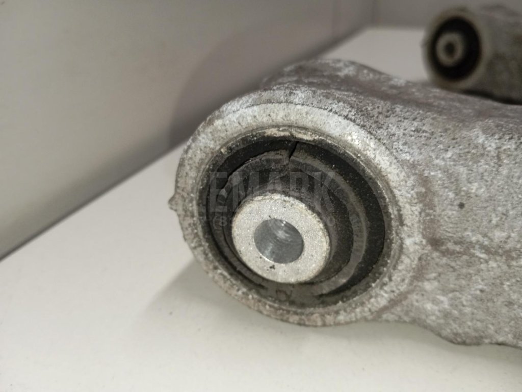 Рычаг задний нижний правый