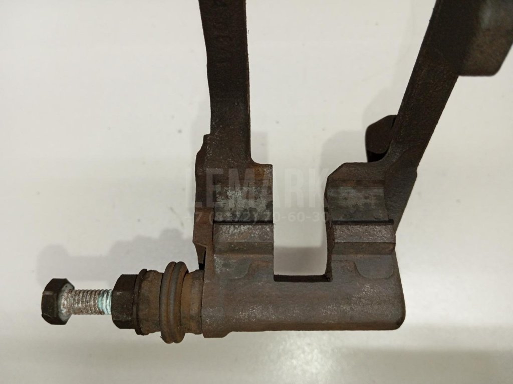 Скоба суппорта заднего левого