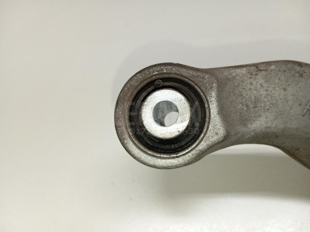 Рычаг задний верхний правый