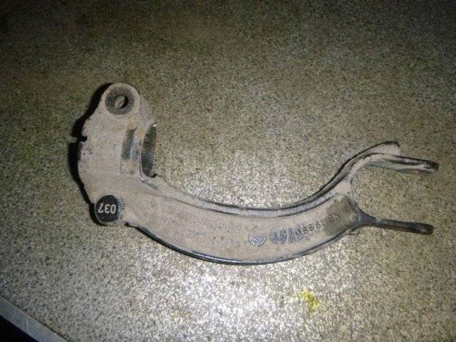 Кронштейн амортизатора левый