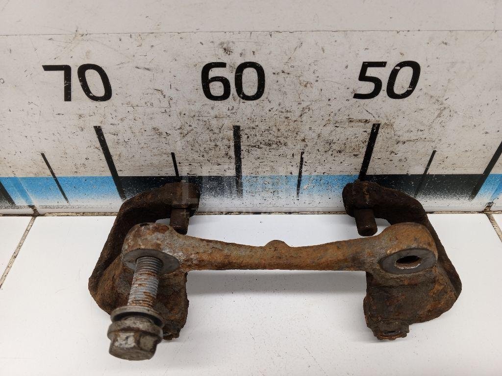 Скоба суппорта переднего для  Audi A3 [8PA] Sportback 2004-2013