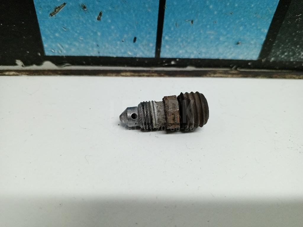 Штуцер прокачки тормозов