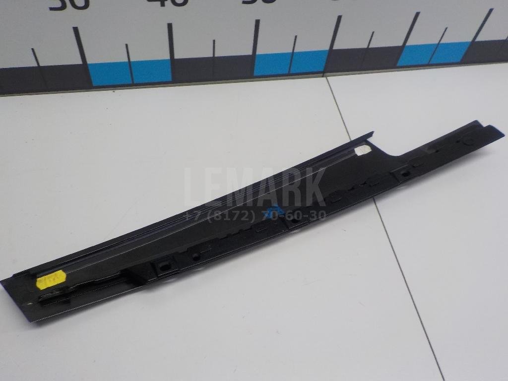 Накладка двери передней правой