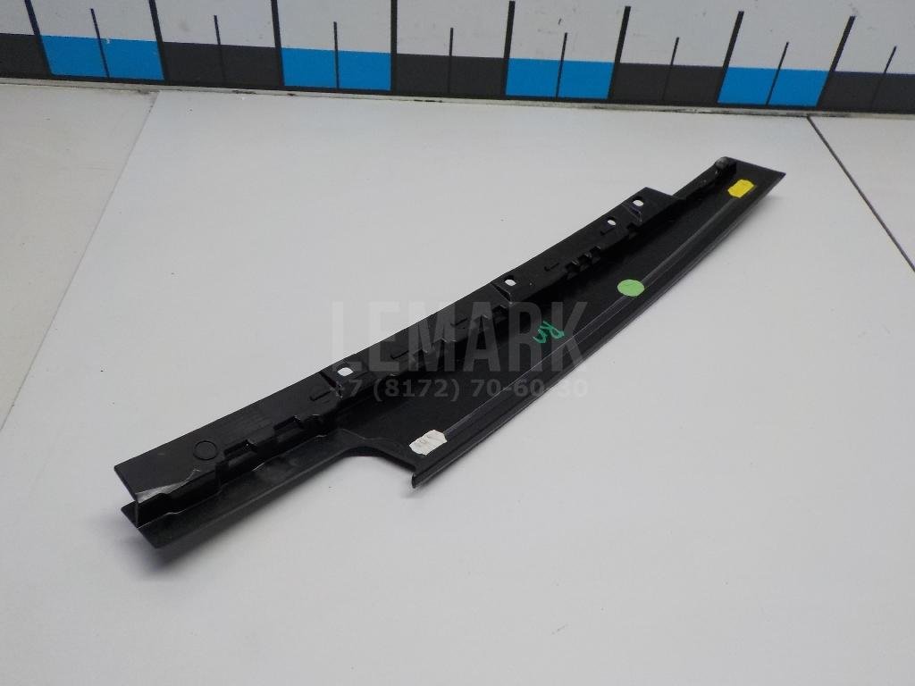 Накладка двери передней правой