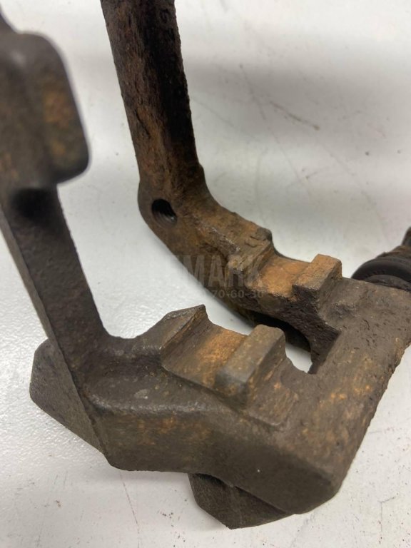 Скоба суппорта заднего правого