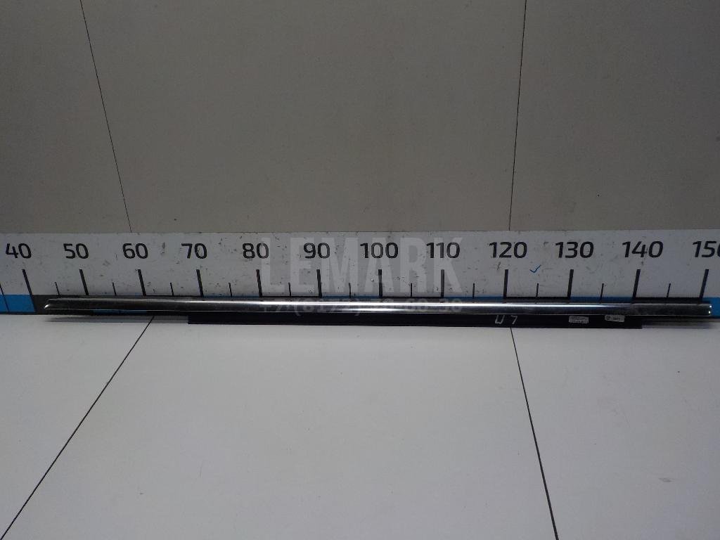 Накладка стекла переднего левого