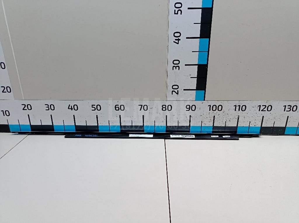 Накладка стекла переднего левого