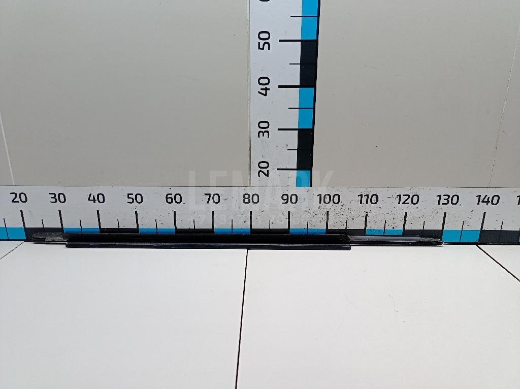 Накладка стекла переднего левого