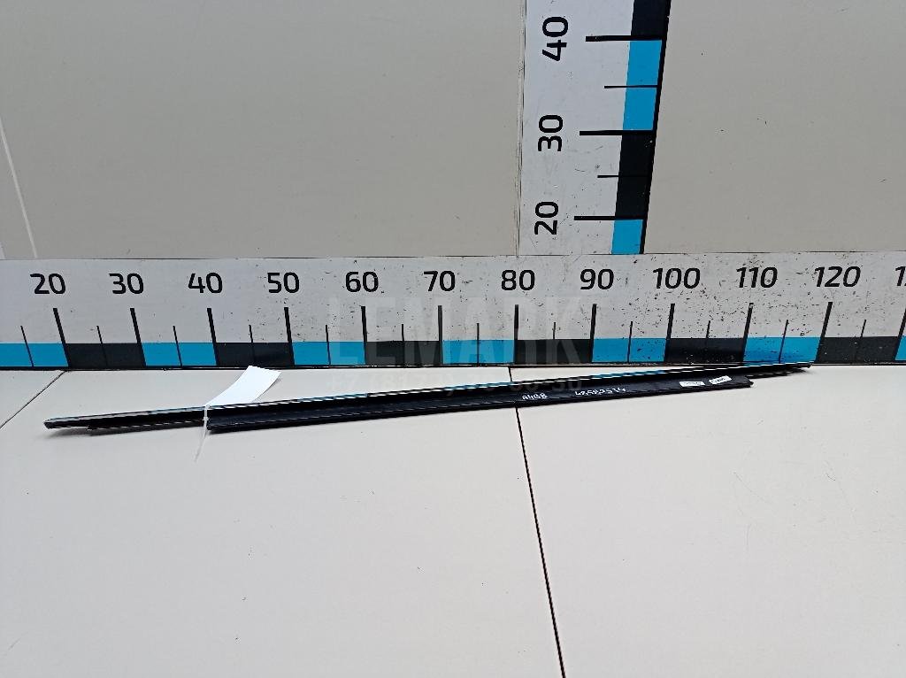 Накладка стекла заднего правого