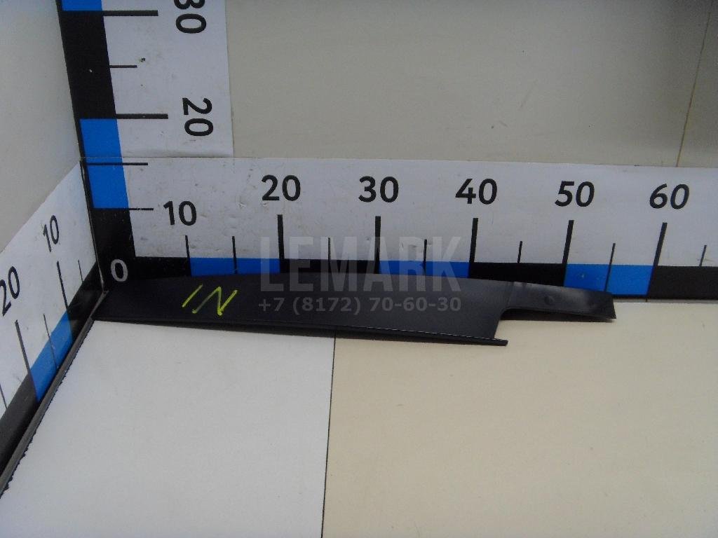 Накладка двери передней правой