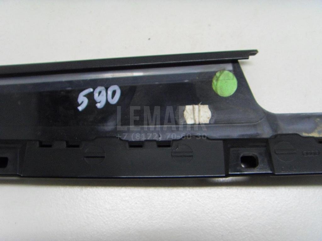 Накладка двери передней правой