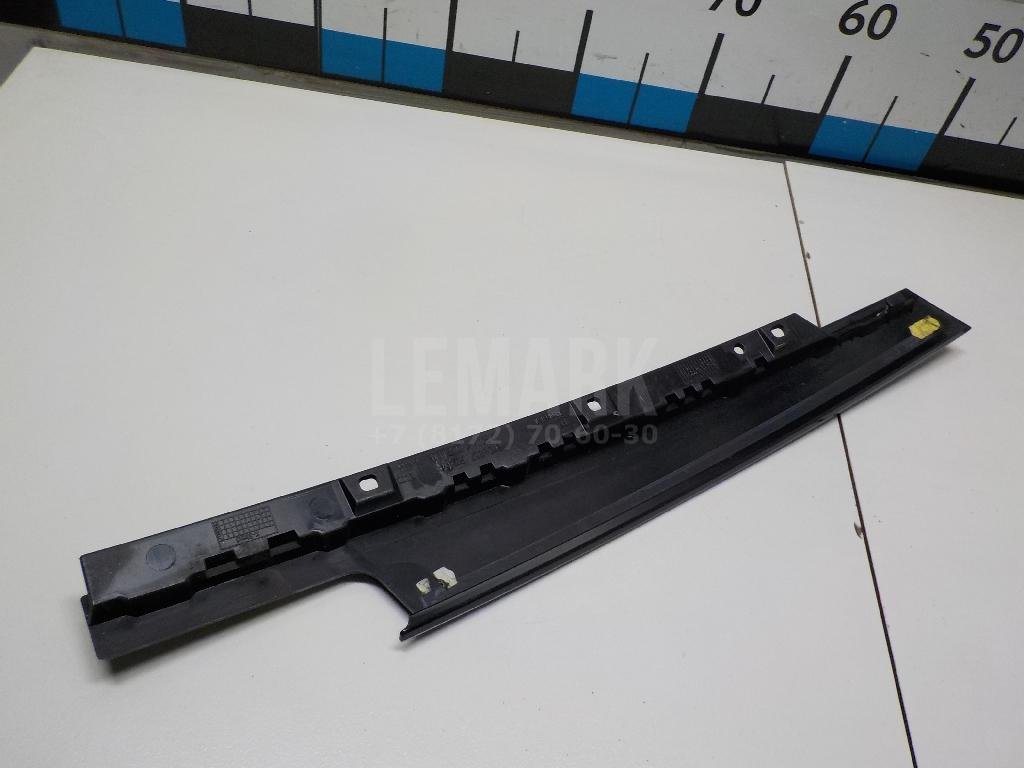 Накладка двери передней правой